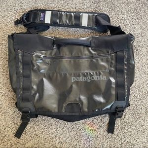 Patagonia Black Hole messenger bag